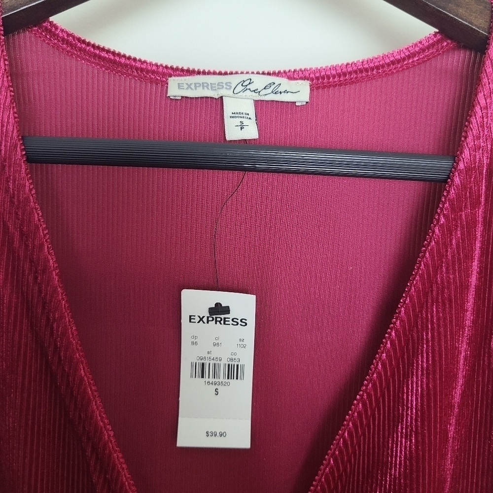⭐️40% Off⭐️ Express Red Ribbed Velvet Wrap Front Top - Picture 8 of 9